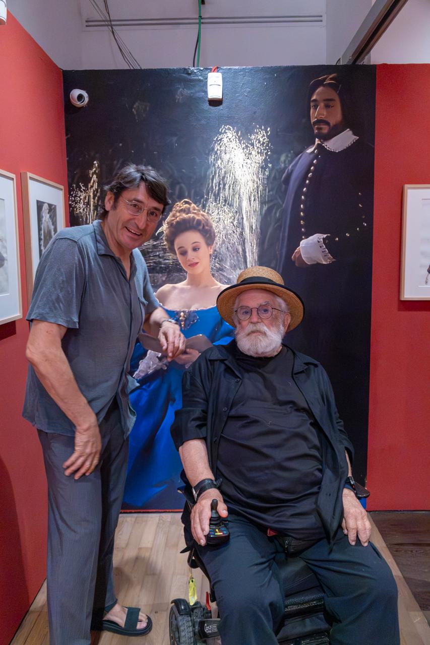 El artista Pedro Moreno junto a Carmelo Gómez, protagonista de 'El perro del hortelano', de Pilar Miró, en la presentación de la exposición de la Biblioteca Nacional.