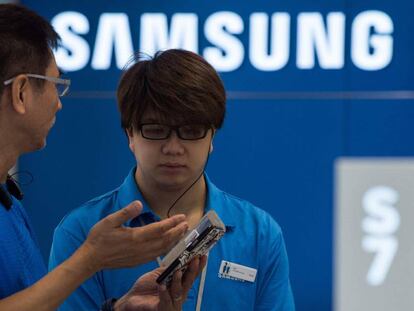 Un cliente pregunta a un vendedor de Samsung sobre su teléfono en China.
