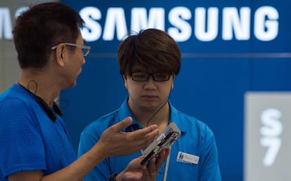 Un cliente pregunta a un vendedor de Samsung sobre su teléfono en China.