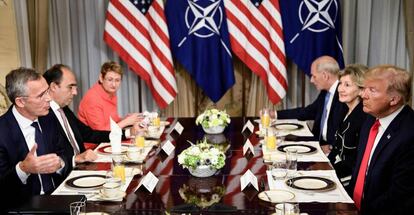El Secretario General de la OTAN, Jens Stoltenberg, y el presidente estadounidense Donald Trump se reúnen en Bruselas, el 11 de julio de 2018.