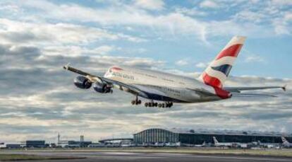 Un avión de British Airways en el aeropuerto de Londres-Heathrow.