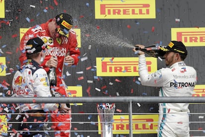 Hamilton felicita con champán a Raikkonen ante Verstappen.