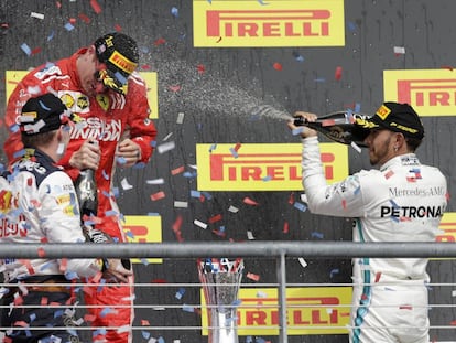 Hamilton felicita con champán a Raikkonen ante Verstappen.