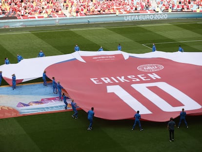 Se exhibió una camiseta gigante de Eriksen, antes del encuentro ante Gales.