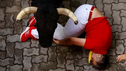 Un toro de Fuente Ymbro pasa por encima de un mozo.