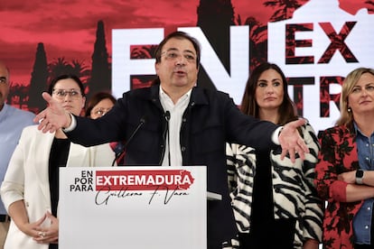 El presidente extremeño candidato del PSOE a la reelección a la presidencia de la Junta de Extremadura, Guillermo Fernández Vara, interviene durante el seguimiento de la jornada electoral en la sede del PSOE de Mérida.