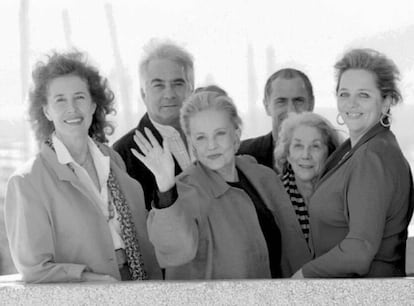 Jeanne Moreau, en el centro saludando, fue presidenta del jurado del festival de Cannes en 1995. En la imagen, junto a los otros miembros del jurado, de izquierda a derecha: la productora británica Norma Heyman, Jean Claude Brialy (actor francés), Philippe Rousselot (director de fotografía francés), la premio Nobel de literatura Nadine Gordimer y Maria Zvereva (guionista rusa).