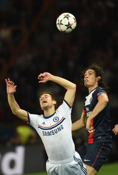 Edinson Cavani y Cesar Azpilicueta durante el encuentro. 