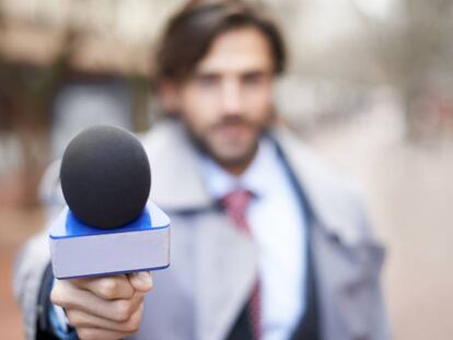 Periodista durante una entrevista.