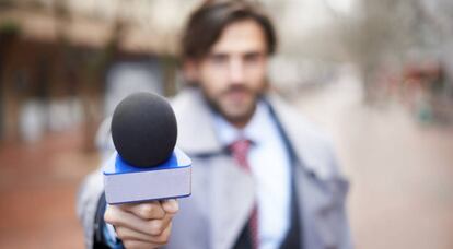 Periodista durante una entrevista.