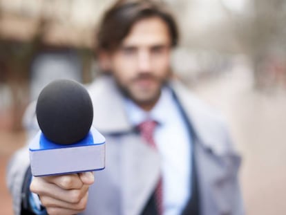 Periodista durante una entrevista.