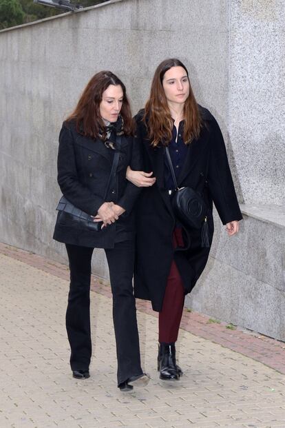 La pareja de Plácido Arango, Cristina Iglesias, acude al tanatorio junto a su hija Lucía Muñoz Iglesias.