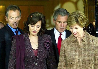 De izquierda a derecha, Tony Blair; su esposa, Cherie; George W. Bush y su mujer, Laura, al salir ayer del número 10 de Downing Street.