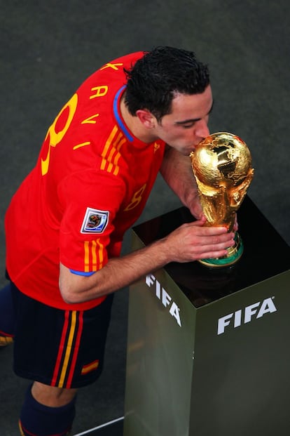 Xavi Hernández besa la Copa del Mundo antes de la recogida de medallas, tras el partido de la final de la Copa del Mundo de Fútbol de Sudáfrica 2010, donde España ganó a Holanda por 1- 0, en el estadio Soccer City, en Johanesburgo.