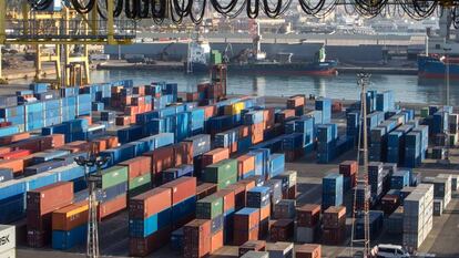 Contenidors apilats al port de Barcelona.