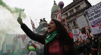 Manifestaciones a favor de la ley del aborto, cerca del Senado argentino.