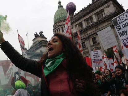 Manifestaciones a favor de la ley del aborto, cerca del Senado argentino.