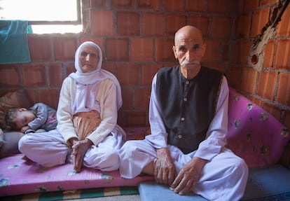 Ana Farhan se sienta al lado de su marido Abdallah. Juntos suman 165 años de una vida de trabajo lejos de las atrocidades de estas últimas semanas.