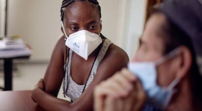 Karen habla con el paciente de tuberculosis, Álvaro, durante una visita al laboratorio de tuberculosis en la Clínica Metrosalud de Medellín, Colombia.