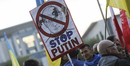 Protestas contra Putin frente a la cancillería en Berlín.