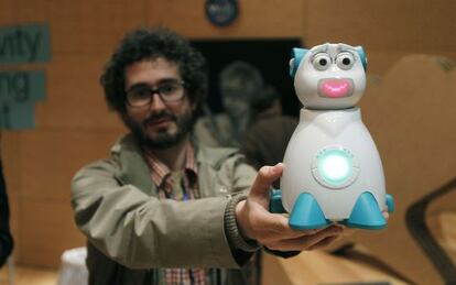 Diego García muestra el pequeño prototipo del AISOy, un robot social programable con múltiples aplicaciones más allá del entretenimiento.