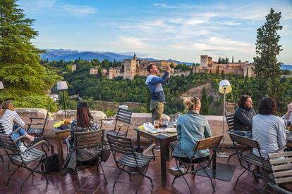 Vista de la Alhambra desde el restaurante El Huerto de Juan Ranas, en el barrio granadino del Albaicín.