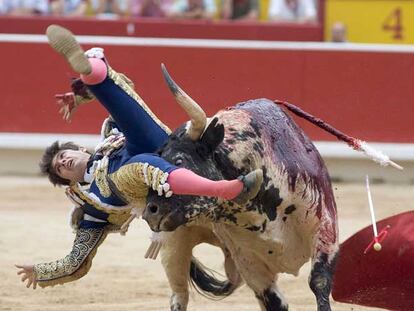 Sebastíán Castella, durante la cogida que sufrió en la pasada feria de San Fermín.