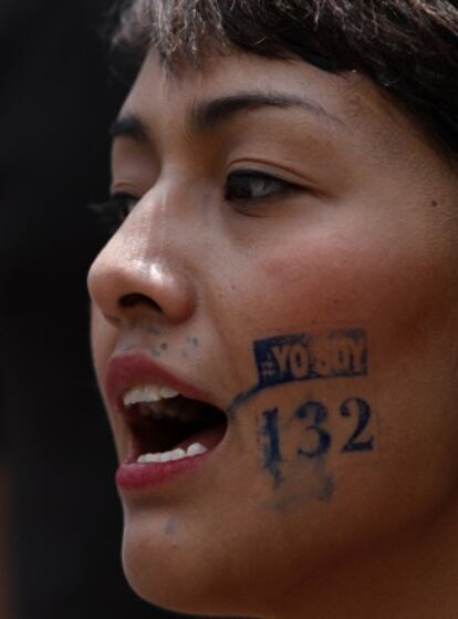 Una estudiante participa en una protesta del movimiento #YoSoy132.