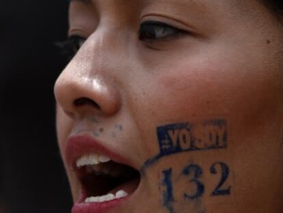 Una estudiante participa en una protesta del movimiento #YoSoy132.