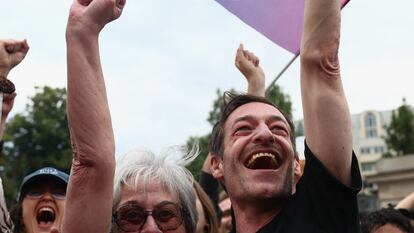 Dos seguidores de La Francia Insumisa celebran los resultados del Nuevo Frente Popular, este domingo en la Plaza de Stalingrado, en París este domingo.