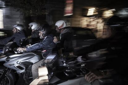 Los Halcones patrullan los callejones de Nápoles a bordo de dos motos de gran cilindrada. Son el cuerpo de policía más temido.