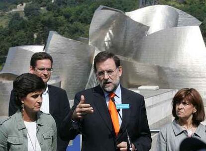 Mariano Rajoy, junto a María San Gil (a la izquierda), durante la visita del líder del PP a Bilbao.