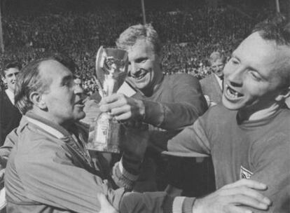 Ramsey, Moore (con el trofeo) y Stiles, al ganar en 1966 el Mundial.