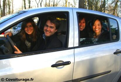 Cuatro jóvenes comparten un vehículo. Al volante, Frédéric Mazella, fundador de Comuto en Francia, donde se llama Covoiturage.