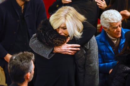  La actriz Bibiana Fernández abraza a María Isasi, hija de la artista Marisa Paredes.