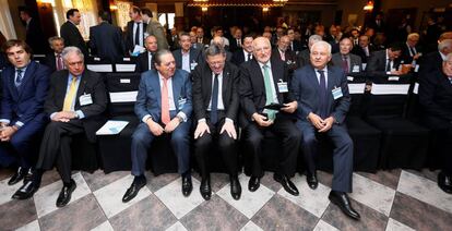 En el centro, el Presidente de la Gereralitat Valenciana, Ximo Puig, sentado junto a los empresarios, Vicente Boluda, a la izquierda, y Juan Roig y Francisco G&oacute;mez, a la derecha