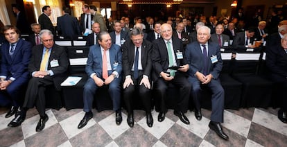En el centro, el Presidente de la Gereralitat Valenciana, Ximo Puig, sentado junto a los empresarios, Vicente Boluda, a la izquierda, y Juan Roig y Francisco Gómez, a la derecha