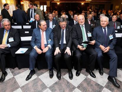 En el centro, el Presidente de la Gereralitat Valenciana, Ximo Puig, sentado junto a los empresarios, Vicente Boluda, a la izquierda, y Juan Roig y Francisco G&oacute;mez, a la derecha