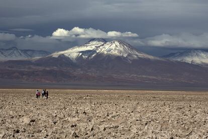 Turistas en los espacios abiertos y en los paisajes salvajes de la región de Atacama, dentro de la Reserva Nacional Los Flamencos.