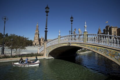 La Plaza de España es un conjunto arquitectónico construido junto al parque de María Luisa, fue proyectado por el arquitecto Aníbal González y se construyó entre 1914 y 1929 como edificio principal, y el de mayor envergadura, de la Exposición Iberoamericana de 1929.