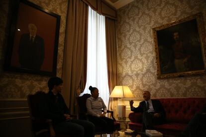 Rodrigo del Campo, Lisbeth Tipantasig y Arturo Pérez-Reverte en la sala de pastas de la Real Academia Española, en Madrid.