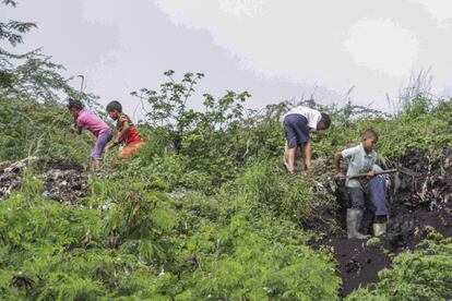 Después  de las clases, algunos jóvenes aún siguen buscando entre la basura antigua para evitar que otros les quiten material que vender.
