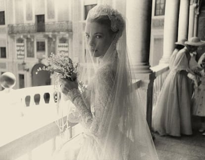 Para muchos, el vestido de Grace Kelly marcó un antes y un después en la moda nupcial. La diseñadora americana Helen Rose trabajó durante casi dos meses en la elaboración del vestido, junto a 36 costureras. El velo, de tul, medía 90 metros.