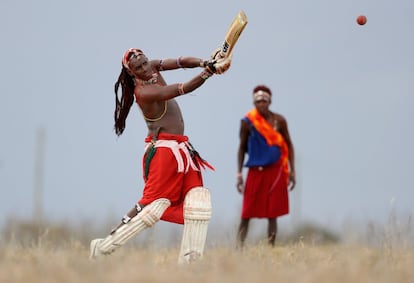 Sonyanga Ole Ng'ais, capitán de los Maasai Cricket Warriors, batea durante una sesión de entrenamiento. Además de las charlas en escuelas y de su visibilidad en medios de comunicación nacionales e internacionales, los jugadores llevan años sensibilizando a otros miembros de su comunidad masai desde hace años: padres, hermanos, primos, amigos... Y a ellas también. Muchas personas de su entorno han dejado de practicar la MGF, cuentan los jugadores.