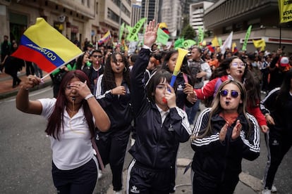 Este miércoles, cientos de personas han tomado las calles de diferentes ciudades colombianas para mostrar su apoyo al presidente Gustavo Petro y para exigir al Congreso la aprobación de las diferentes reformas propuestas por el mandatario. En la imagen, seguidoras de Petro durante la manifestación de este miércoles en Bogotá.