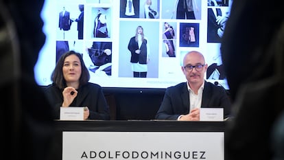 La presidenta ejecutiva de Adolfo Domínguez, Adriana Domínguez y el director financiero corporativo de la marca, Rubén Martín, durante la presentación de resultados de Adolfo Domínguez en el ejercicio 2024/25, en las oficinas de Adolfo Domínguez, a 8 de mayo de 2025, en Madrid (España).