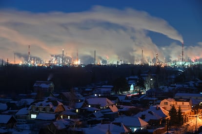 El perfil de una refinería de petróleo en la ciudad siberiana de Omsk el 8 de febrero.