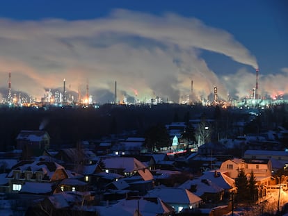 El perfil de una refinería de petróleo en la ciudad siberiana de Omsk el 8 de febrero.