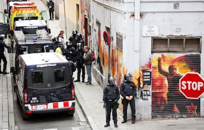 Los Mossos, frente a la casa desalojada.