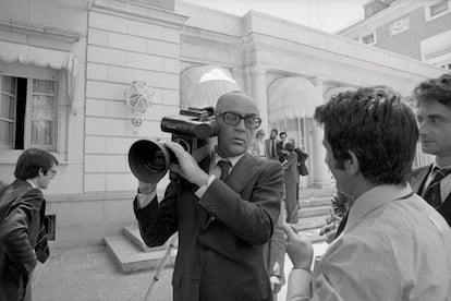 Calvo Sotelo en 1981 prueba una cámara después de una entrevista televisiva.